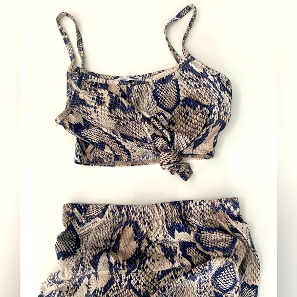 Two-piece snake skin set from Fashion Nova - Picture 2 of 2